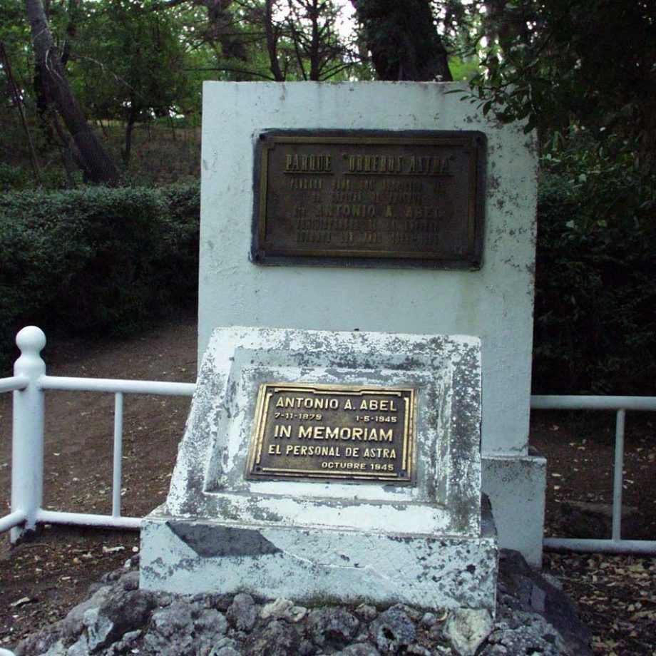 Parque Obreros Astra," plaque