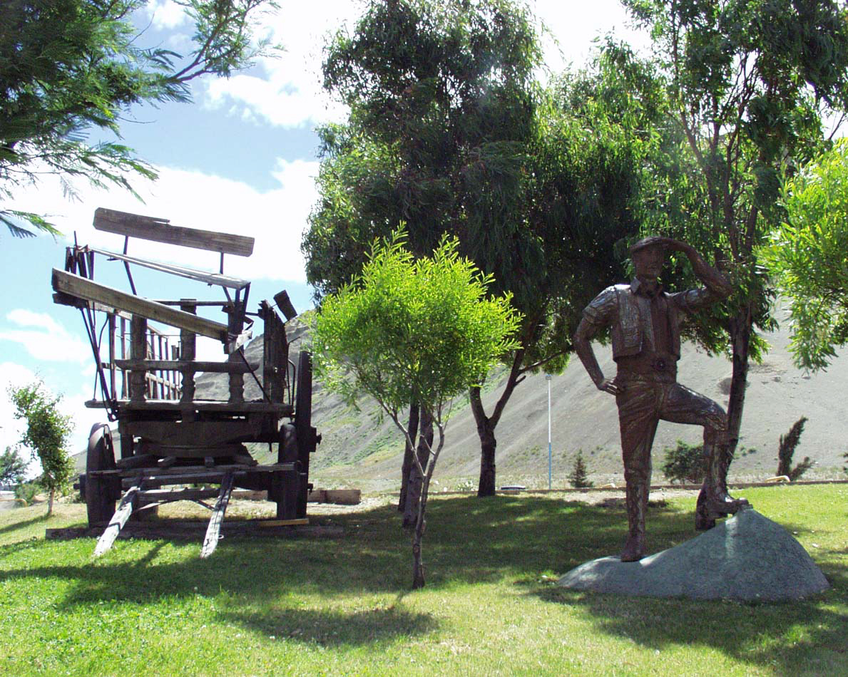 Statue and old Wheelcart