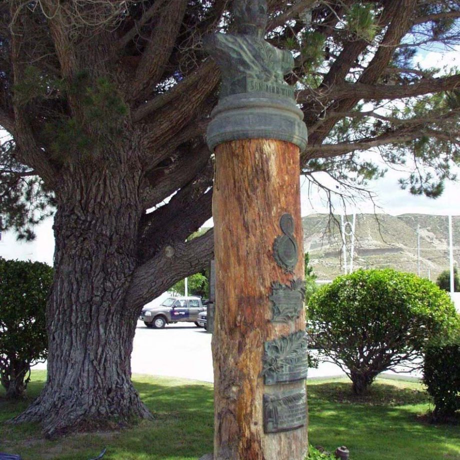 San Martin bust in front of Y.P.F offices in Km. 3