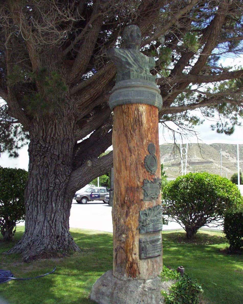 San Martin bust in front of Y.P.F offices in Km. 3
