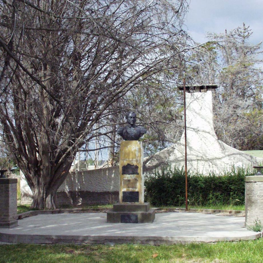 Bust style monument