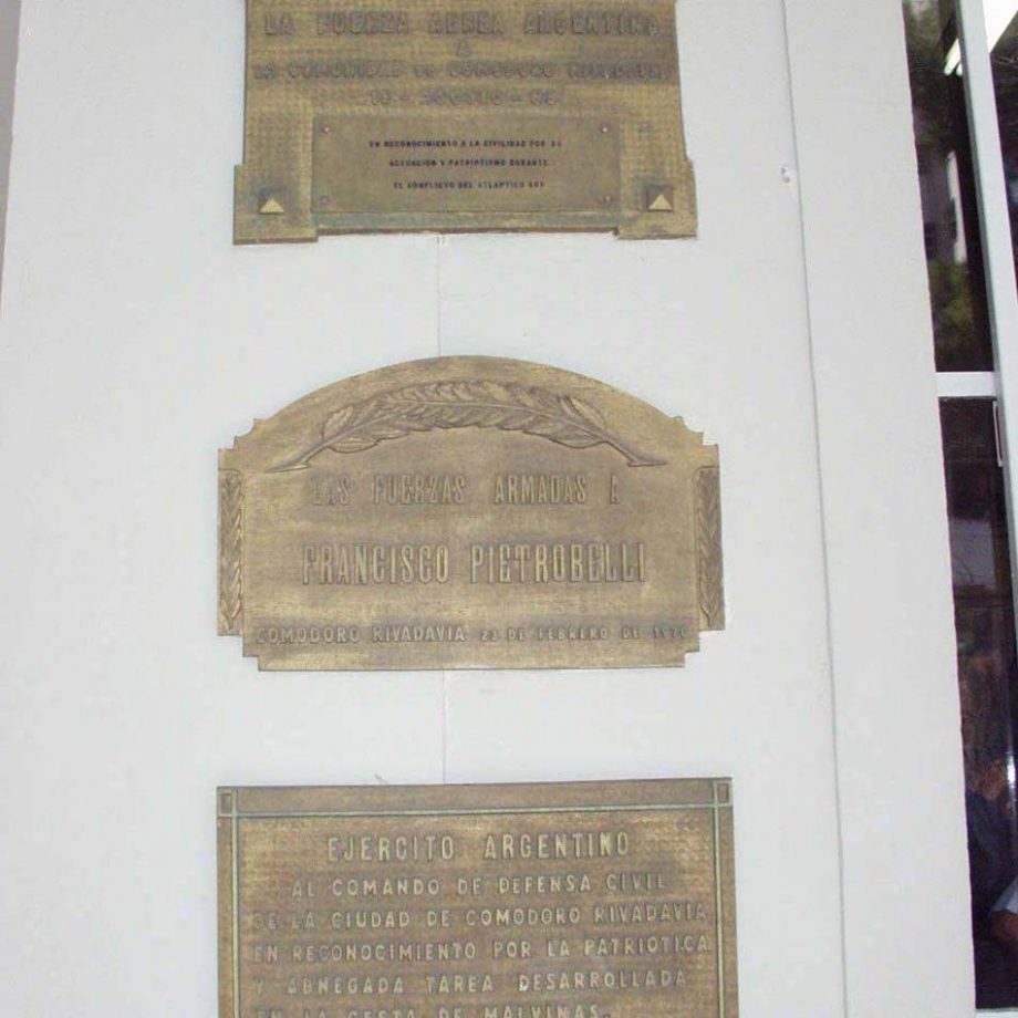 3 plaques