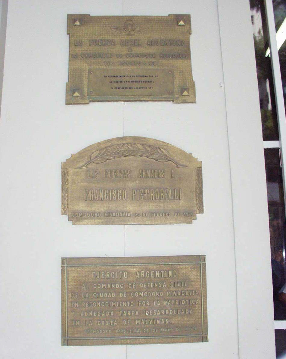3 plaques